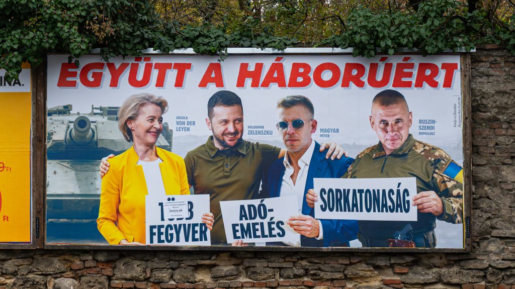 Megint háborús kormányzati plakát került ki a piliscsabai iskola mellé