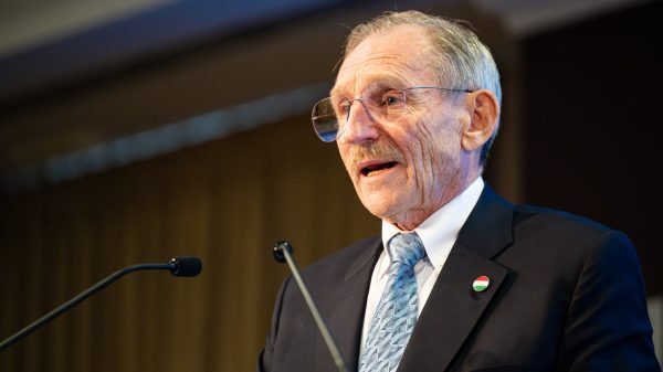 Visszaszóltak Grecsó Krisztiánnak, aki megdöbbent, hogy beszélhet így Pintér Sándor a kórházban hagyott csecsemőkről