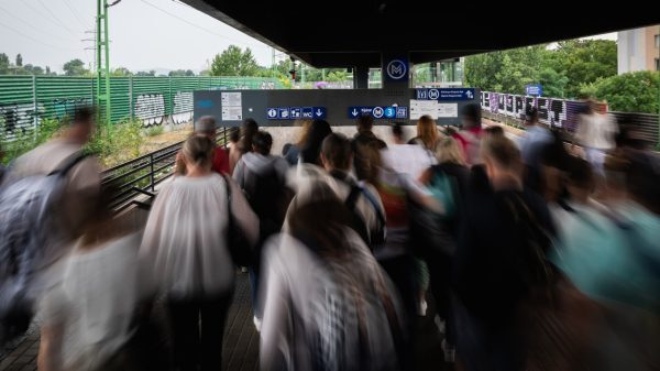 Babakocsival és kerekesszékkel se lehet megközelíteni a peronokat a bicskei vasútállomáson, pedig ezt ígérte a kormány
