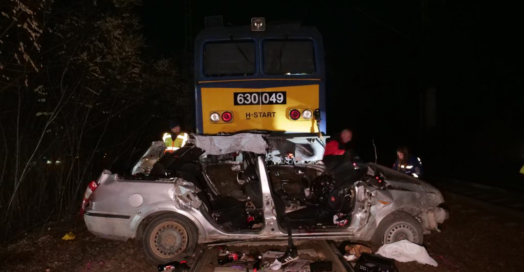 Egy 15 és egy 17 éves fiú, egy 18 éves lány, és egy 24 és egy 30 éves férfi halt meg a szentmártonkátai vonatbalesetben