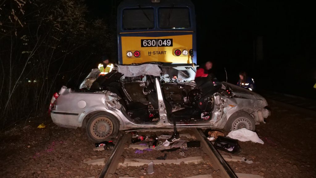 Felébredt az altatásból a szentmártonkátai vasúti tragédia túlélője, azt mondták a 19 éves nőnek, hogy elütötte őt egy autó