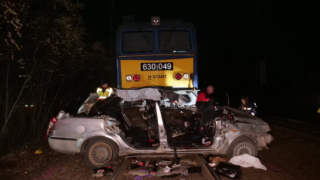 Intercity ütközött egy autóval Szentmártonkátán, öten meghaltak