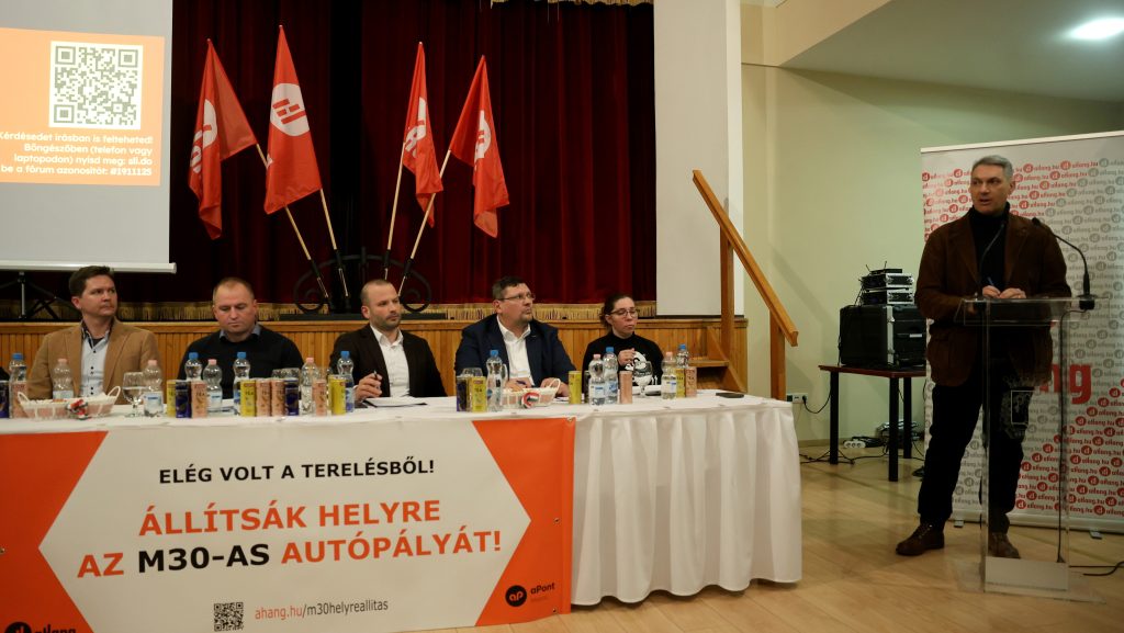 Lázár János törvénymódosítással sózna oda a Strabagnak