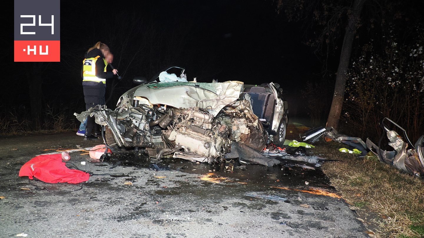 Egy házaspár halt meg Újszilvásnál, a fiuk életveszélyben