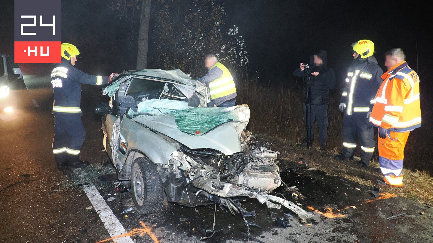 Fának csapódott egy autó Újszilvásnál, ketten meghaltak