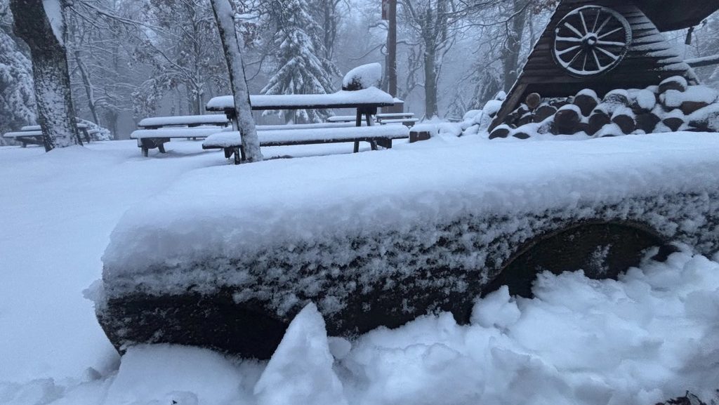 Több mint 10 centi hó hullott Dobogókőn