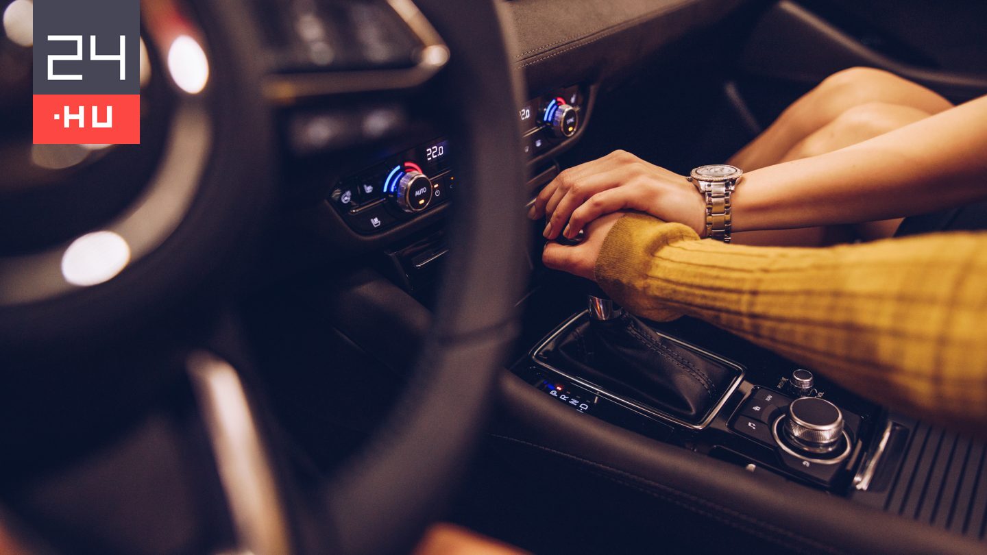 Orális szexen kapták a párt, miközben 145 km/órás sebességgel száguldoztak 