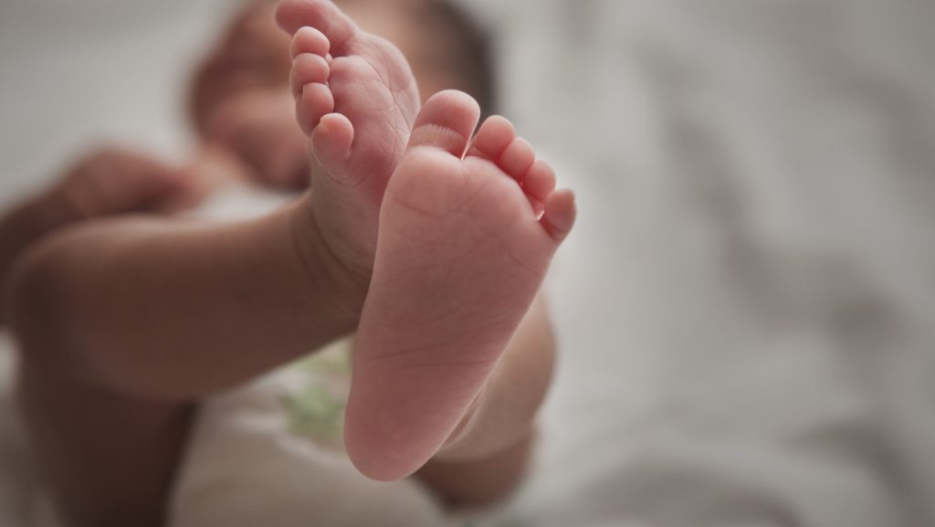 Elloptak egy újszülöttet Budapesten, a nő parókában menekült a kisbabával