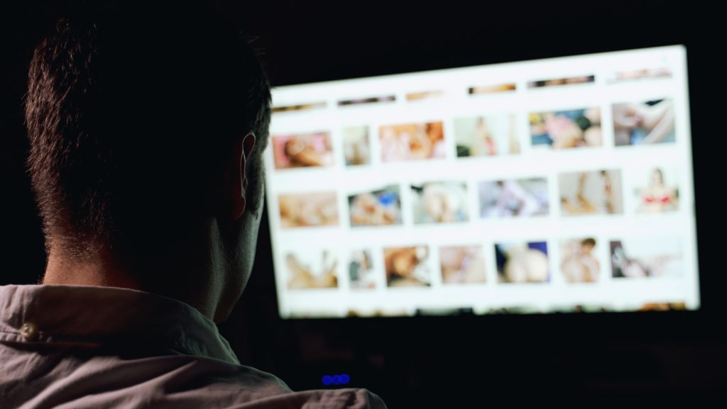 Váratlan fordulatot vett a feleség bosszúja, aki az esküvő után jött rá, hogy a férje pornófüggő