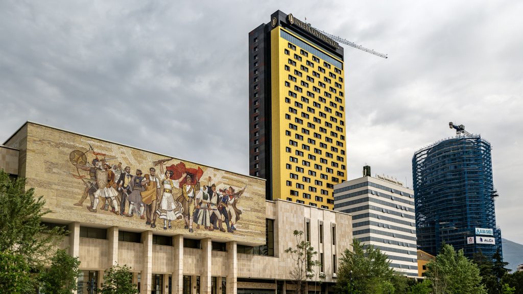 Sereghajtóból lett a kortárs építészet szíve Tirana, de ez mégsem jó hír az albánoknak