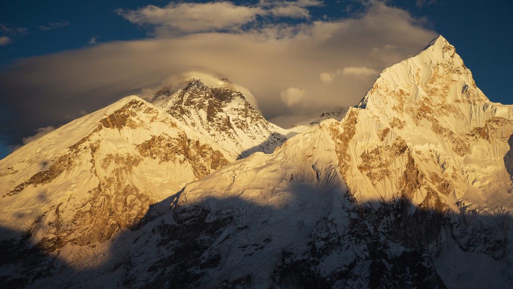 Lavina ért egy alaptábort a Himalájában, több hegymászó meghalt
