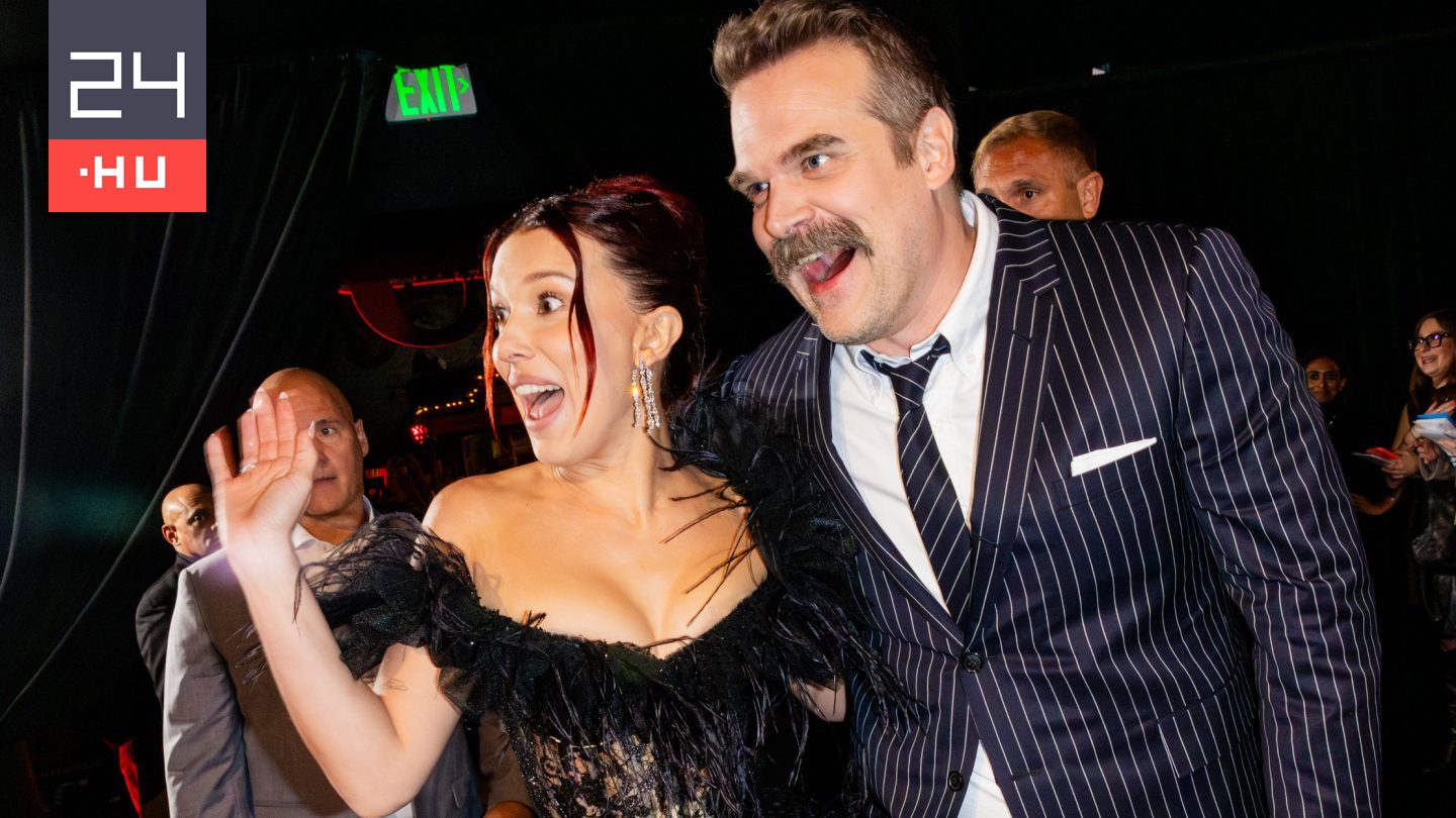 A zaklatási vádakat követően Millie Bobby Brown nevetve ölelgette David Harbourt a vörös szőnyegen