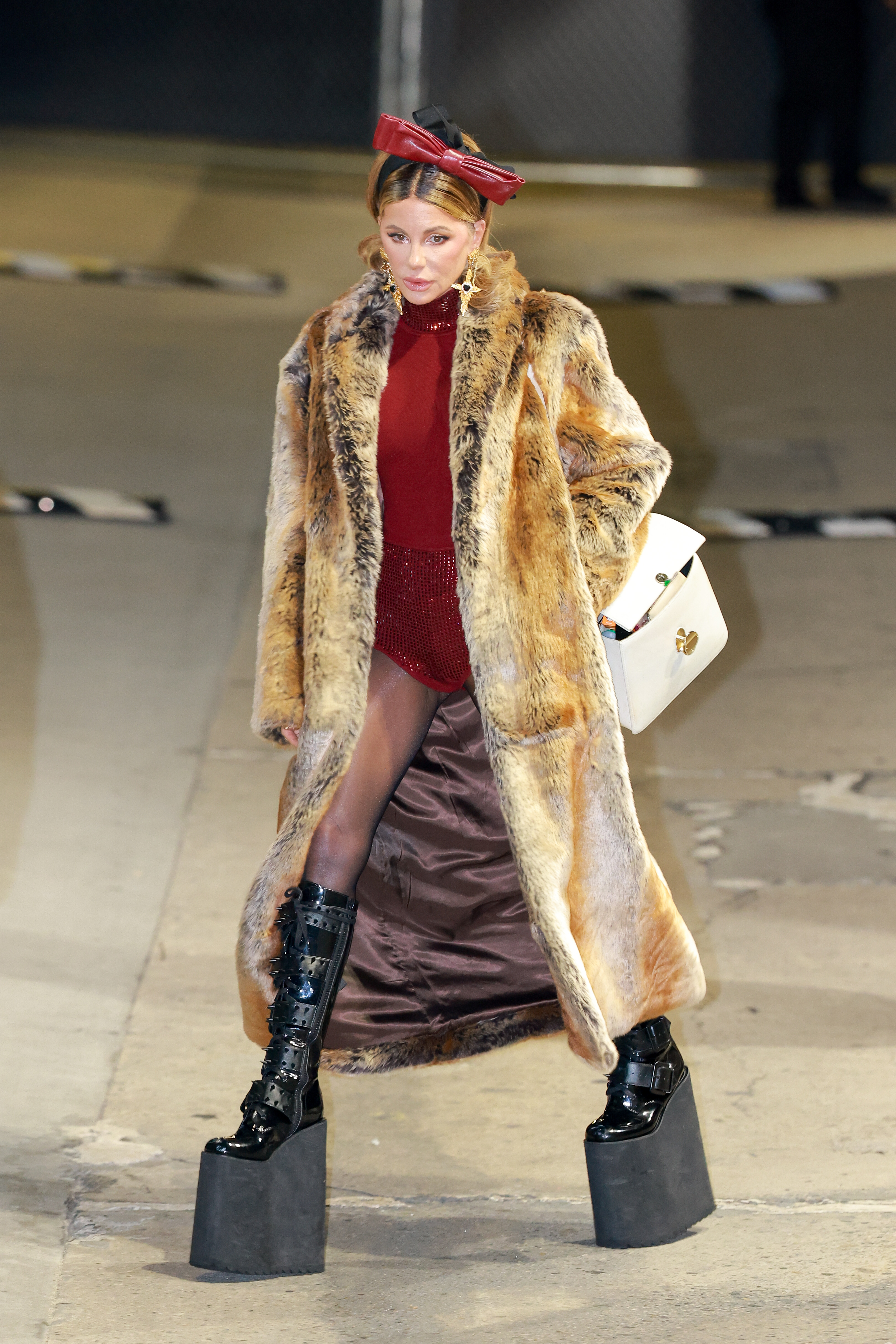 Nem tűnik BKV-zásra alkalmasnak Kate Beckinsale 25 centi magas platformcsizmája 1