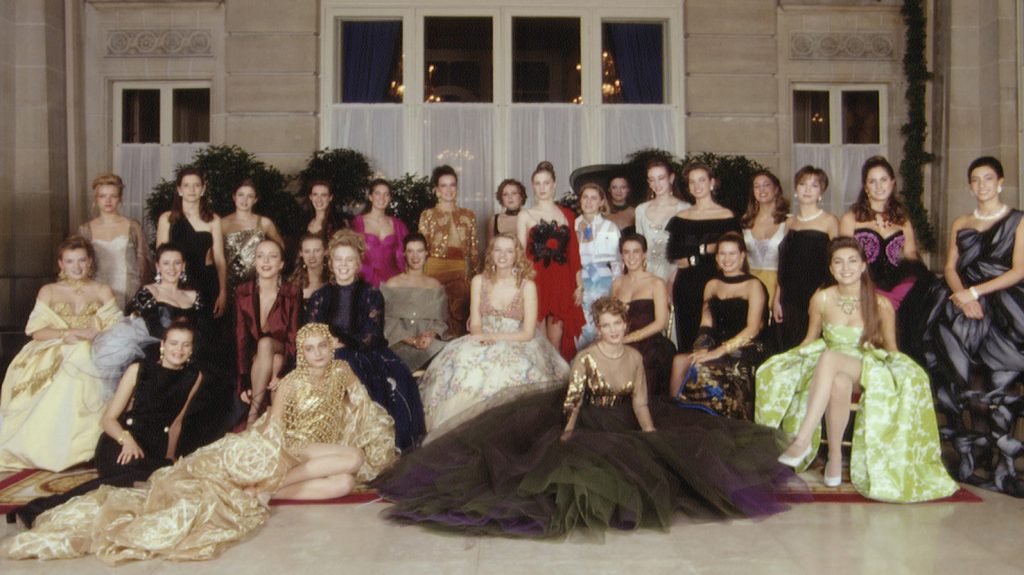 Bruce Willis és a Habsburgok egy parketten – ezen a párizsi bálon még a hollywoodi izompacsirták is könnyező apákká válnak