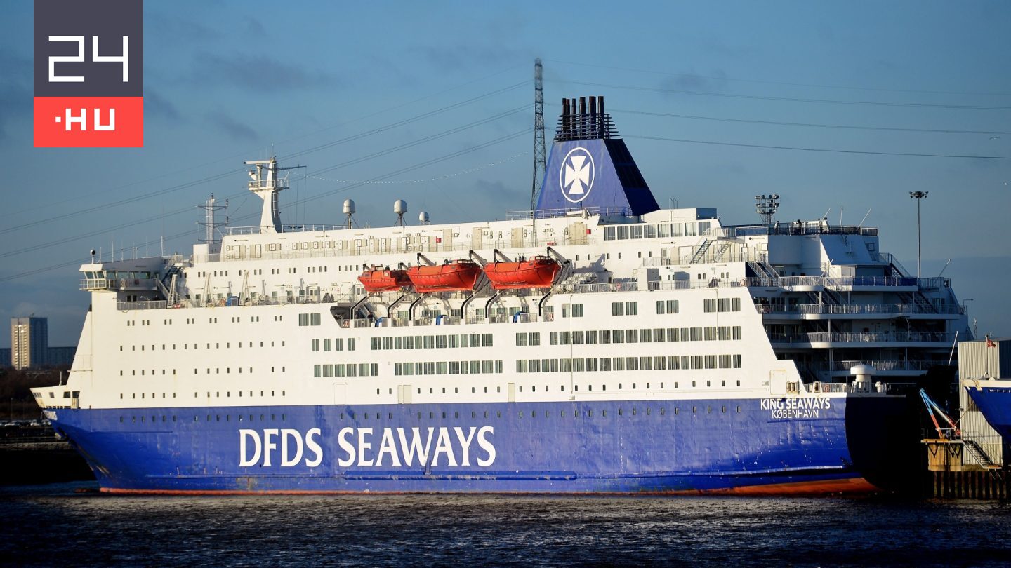 Visítoztak a sokktól a gyerekek: elnézést kért a véletlenül pornót vetítő komptársaság