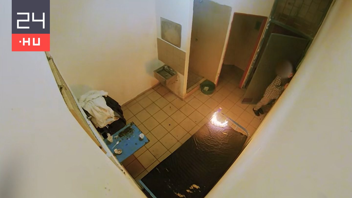 Videón, ahogy egy női rab felgyújtja a matracát a börtönben