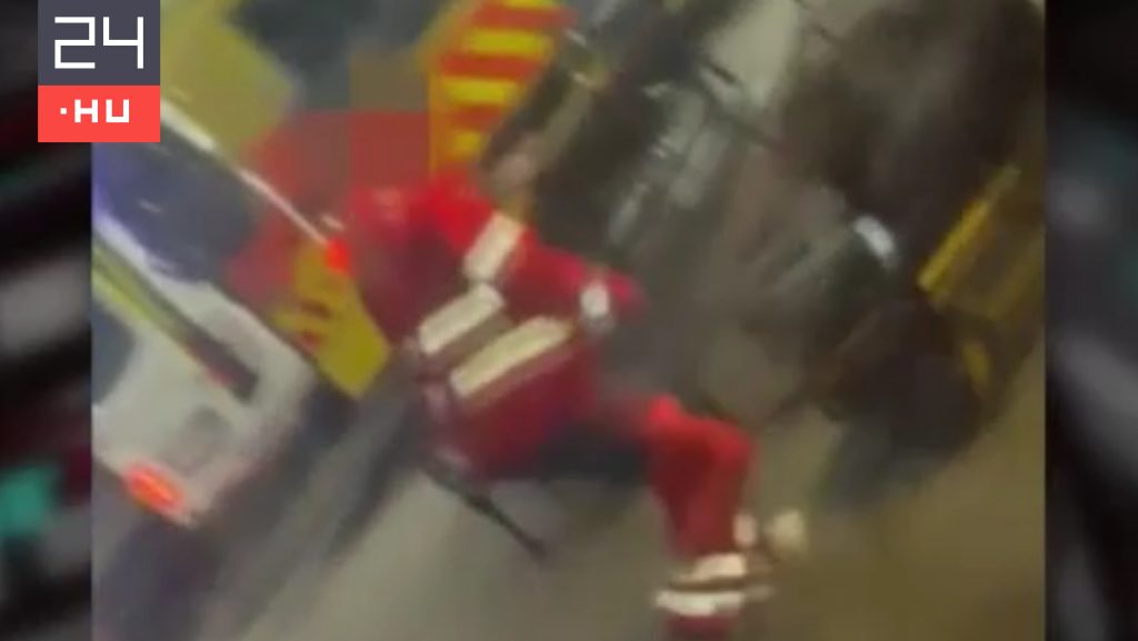 Gyanúsítottként hallgatták ki a kirúgott mentőst, aki fejbe rúgott egy hordágyon fekvő embert a hatvani vasútállomáson