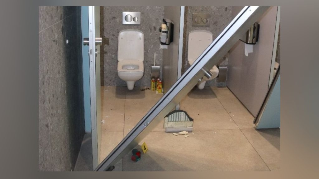 Töltőgázt akart szívni, de rárobbant a WC