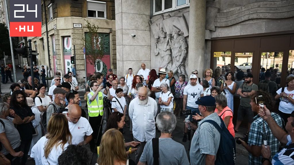 Vádat emeltek Iványi Gábor, Szél Bernadett és több ellenzéki képviselő ellen hivatalos személy elleni erőszak miatt