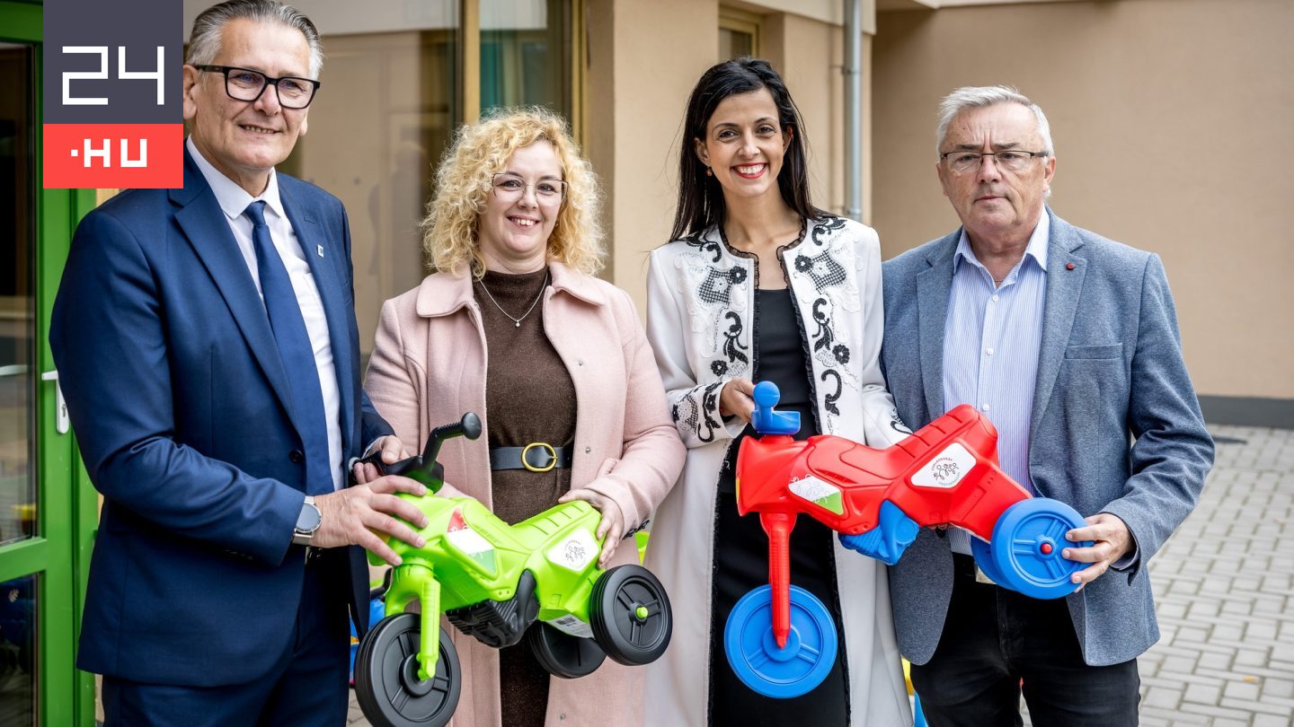 Költségvetési pénzen vett cicamotorokat osztogatnak a fideszes képviselők országszerte