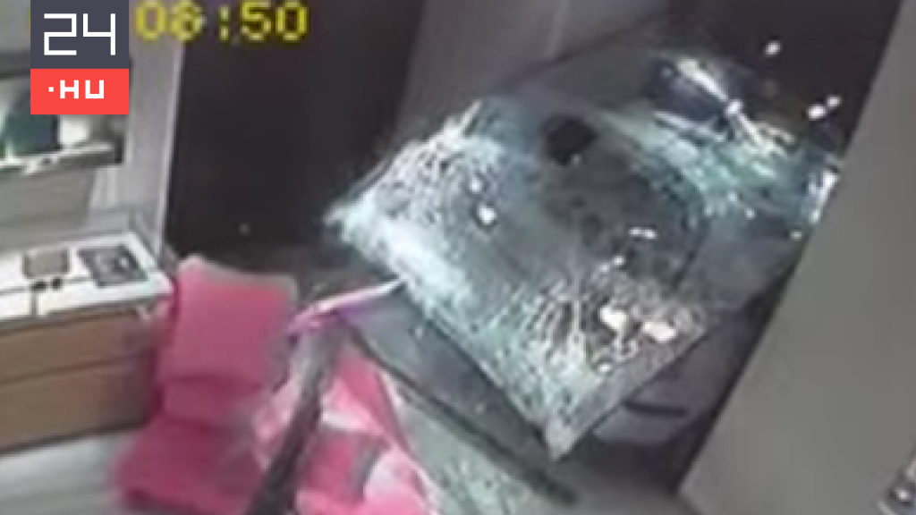 Kocsival törtek be az Andrássy úti Louis Vuitton-üzletbe, két fő ellen emeltek vádat – videón az eset