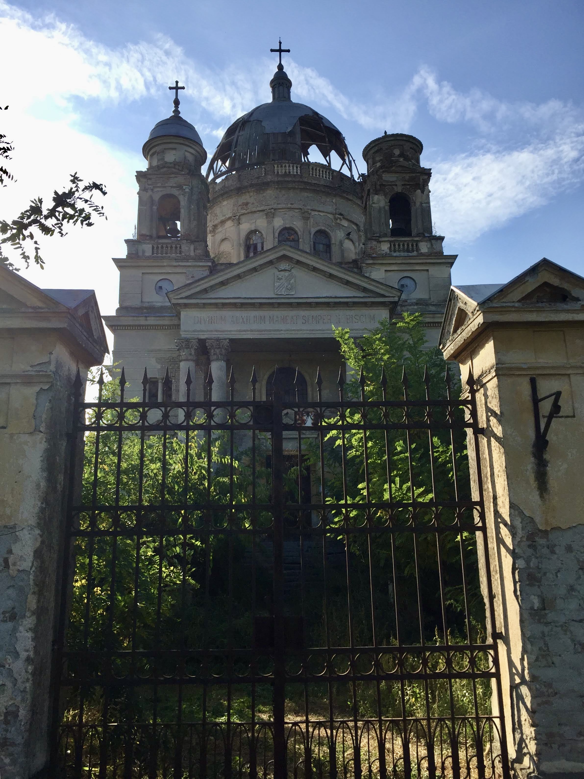 Az összedőlés szélére került az esztergomi bazilika ihlette bánáti Csávossy-síremlék 1