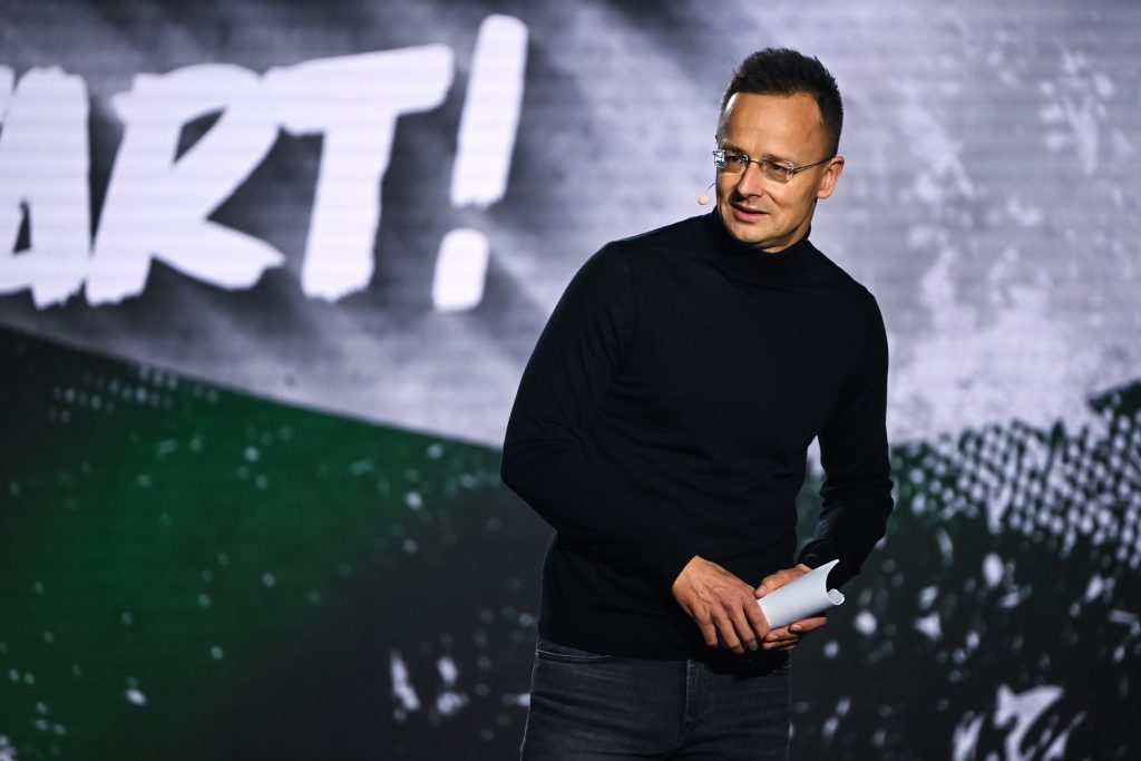 Egy fiatal férfi azt állítja, azért rúgták ki a külügyből, mert rajta volt a kiszivárgott tiszás listán