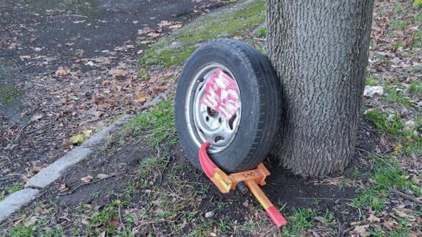 A kerékbilinccsel együtt leszerelte a kereket, majd elhajtott egy autós Óbudán