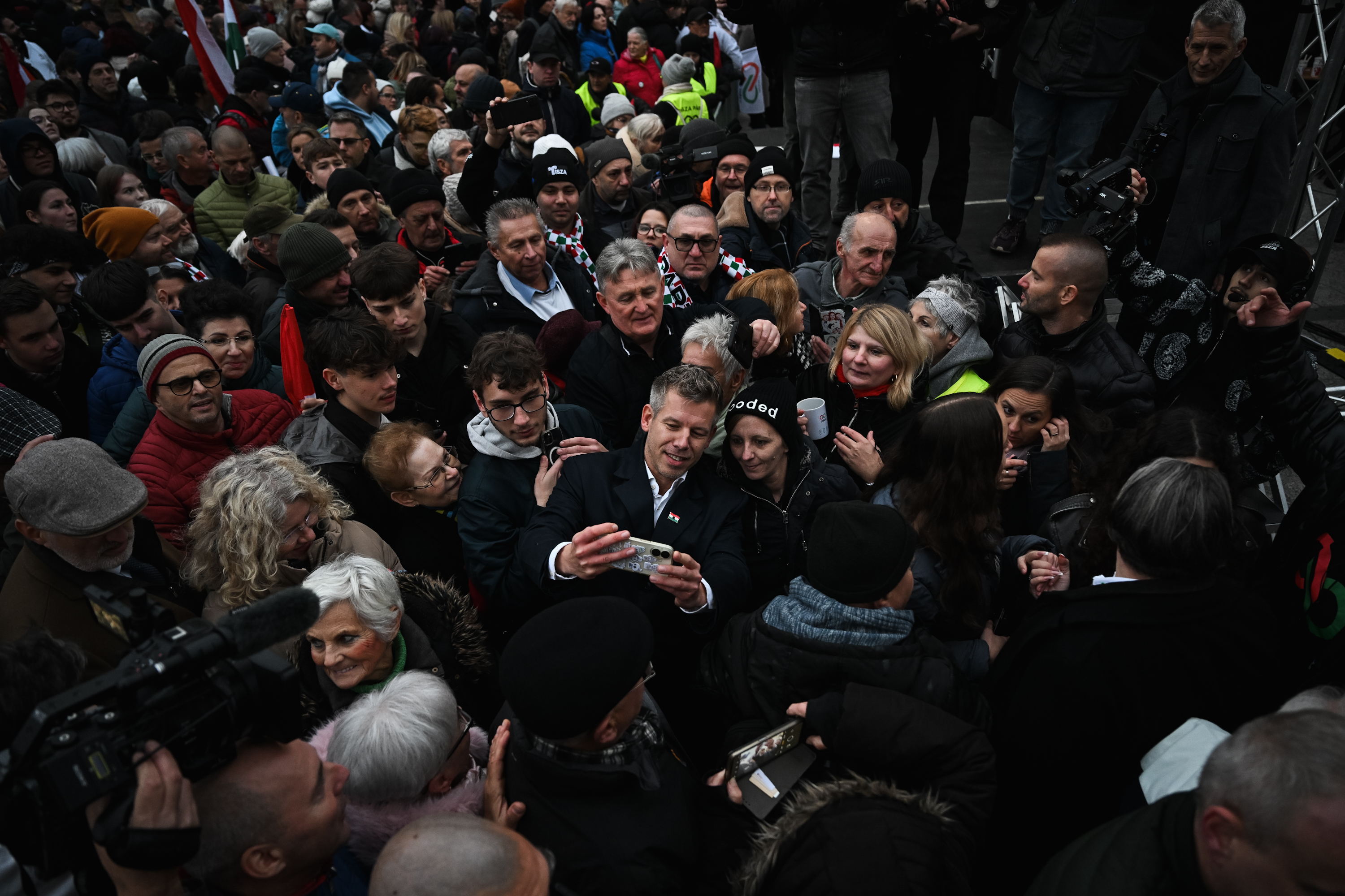 „Nem trashcelebek, hanem hús-vér, hazaszerető emberek” – így jellemezte Magyar a Tisza jelöltjeit, majd a fiatalokhoz szólt 1