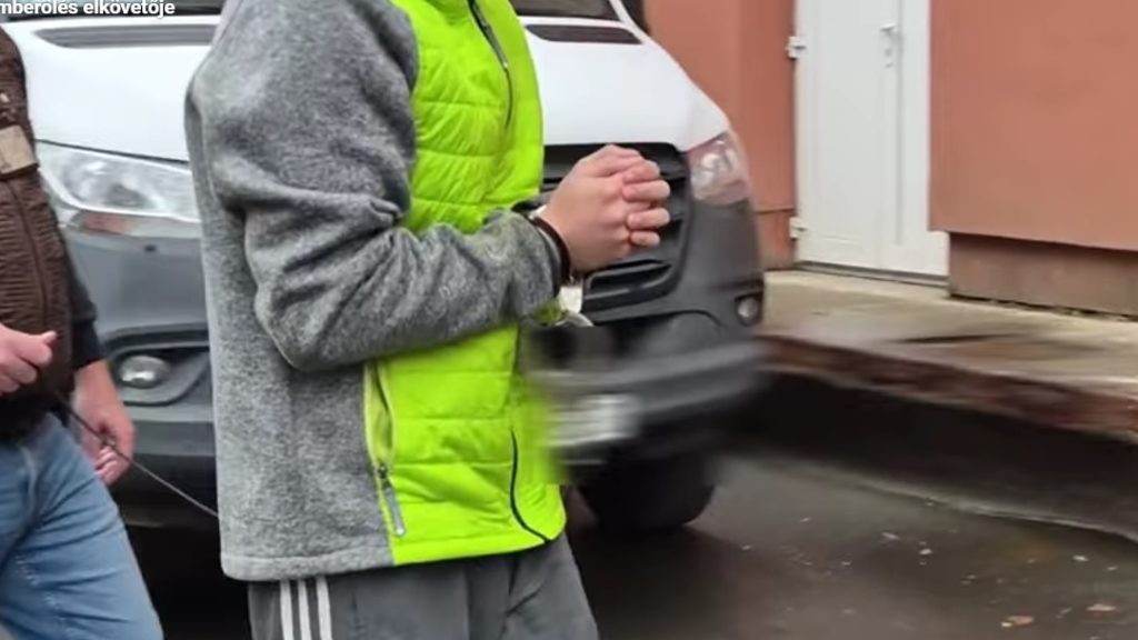 Az erkélyen lévő padba tette a lány holttestét, feltakarította a vért, majd üzeneteket küldött áldozata telefonjáról a szolnoki gyilkos