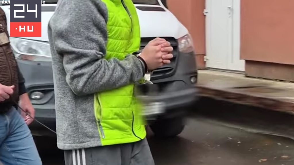 Az erkélyen lévő padba tette a lány holttestét, feltakarította a vért, majd üzeneteket küldött áldozata telefonjáról a szolnoki gyilkos