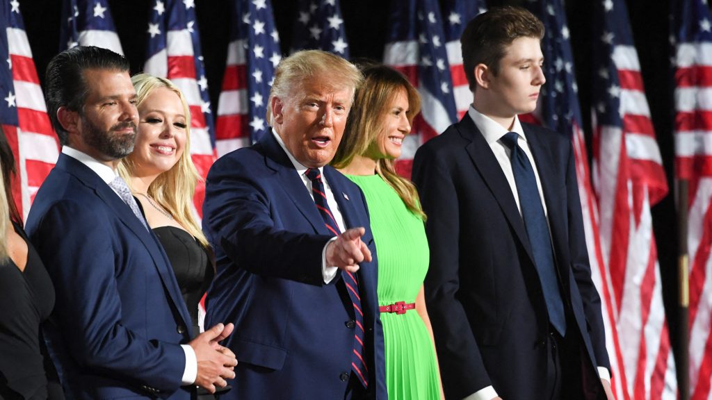 Trump elnöksége közel annyi pénzt hozott a családjának, mint Mészáros Lőrinc teljes vagyona