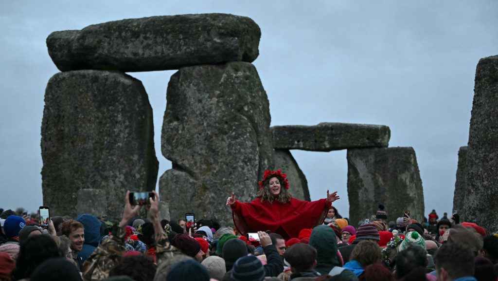 Jó ómen 2026-ra: biztató jelet láttak a téli napforduló ünneplői a Stonehenge-nél