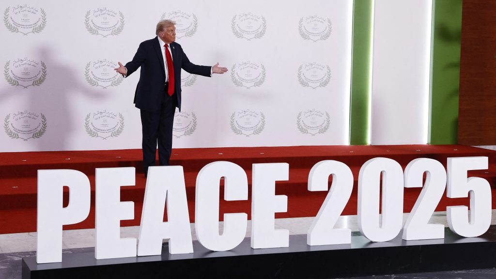 Mamutboncolás, ókori vérhold és béke-Trump 2025 legizgalmasabb képein