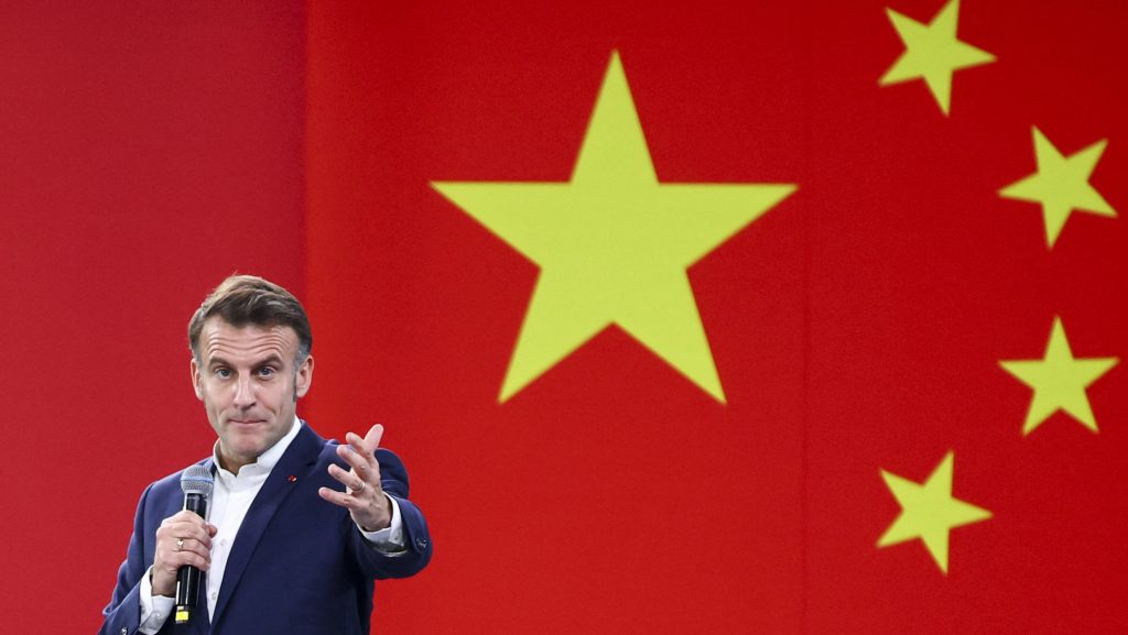 Macron Trump-típusú európai vámok kivetésével fenyegette meg Kínát