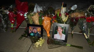 A lövöldözésben elhunyt áldozatok, Mukhammad Aziz Umurzokov és Ella Cook fényképe a Brown Egyetemen.