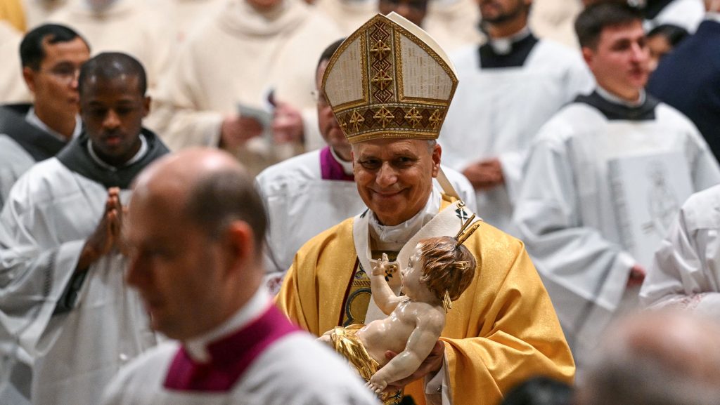 XIV. Leó pápa: Miközben az eltorzult gazdaság áruként kezeli az embereket, Isten hozzánk hasonlóvá válik, rámutatva minden egyes ember végtelen méltóságára