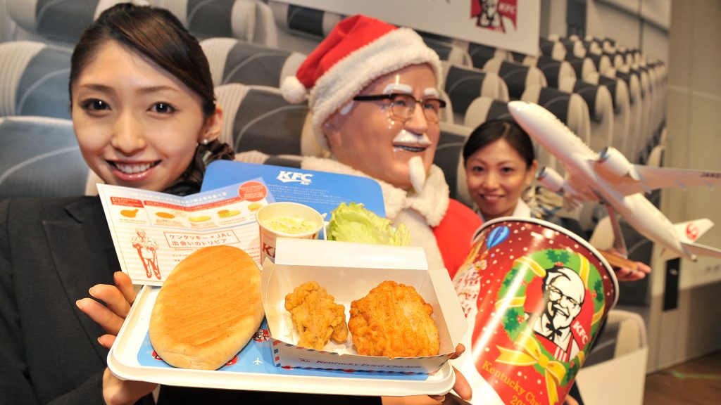 Az emberevő karácsonyi macskától az ajándékokat kakiló farönkig – különös karácsonyi hagyományok a nagyvilágban