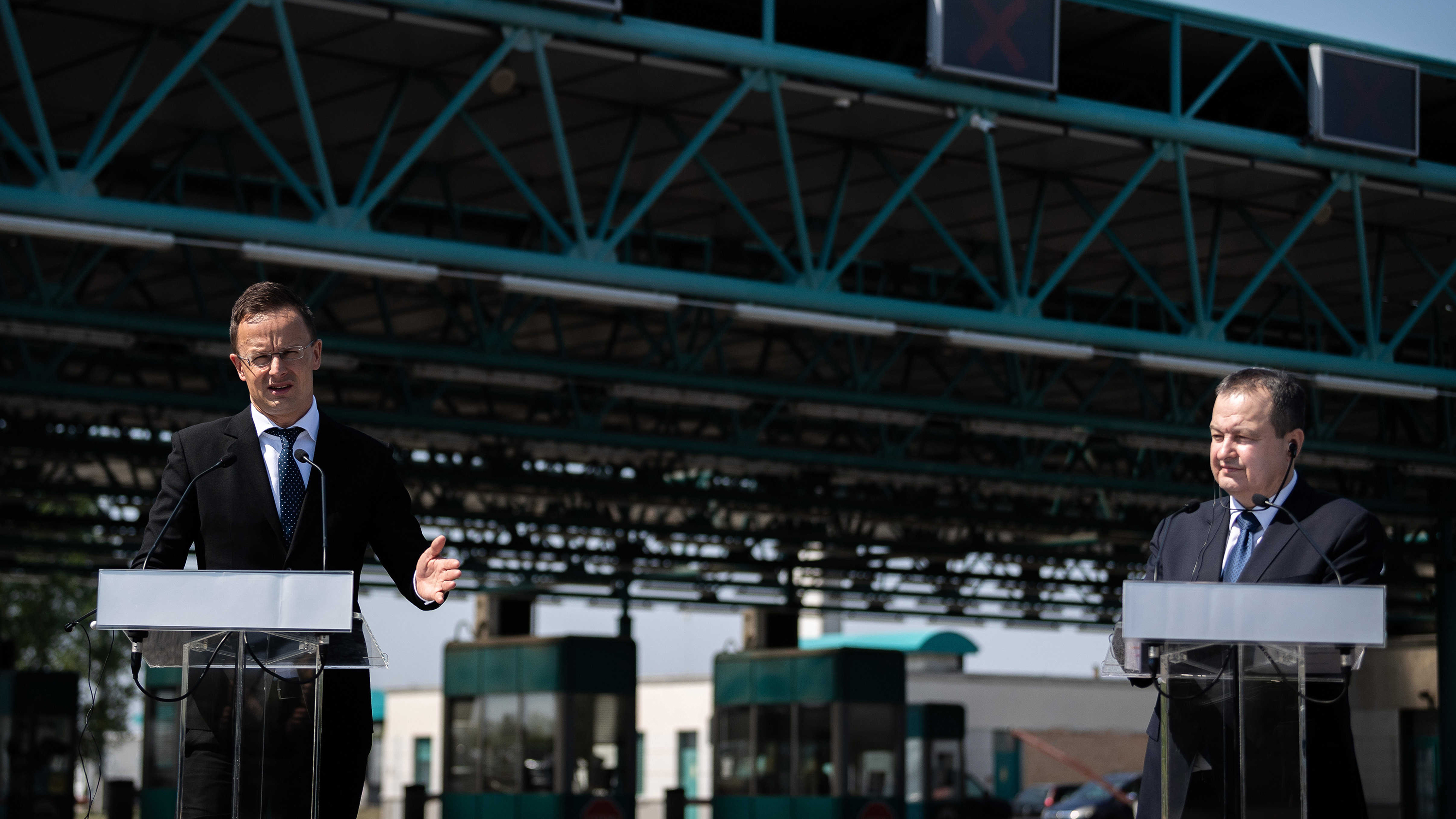 Szijjártó Péter külgazdasági és külügyminiszter és Ivica Dacic szerb külügyminiszter sajtótájékoztatót tart a Röszke-Horgos határátkelő szerbiai oldalán 2020. április 23-án.