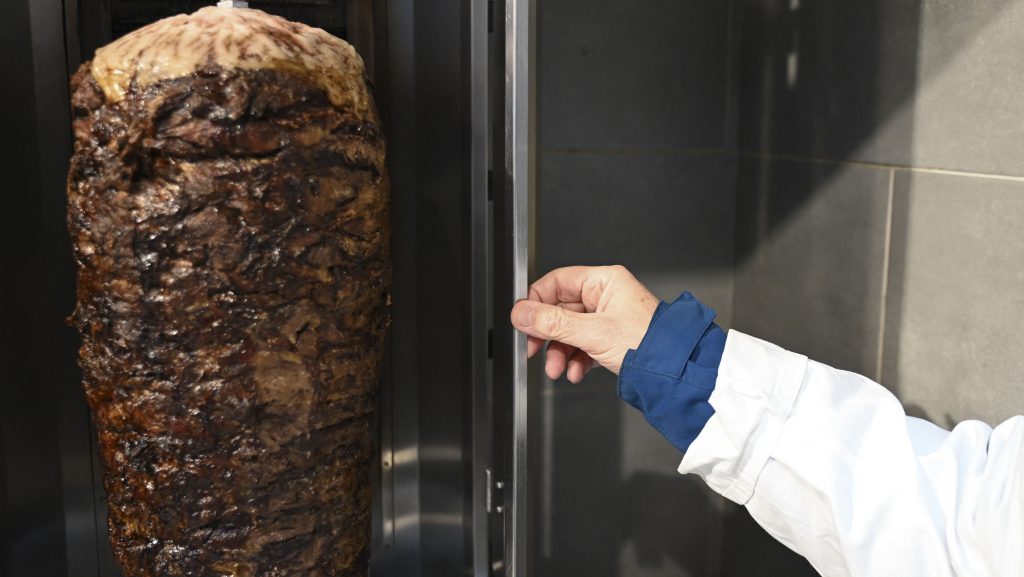 Lejárt szavatosságú húst találtak egy budapesti török étteremben