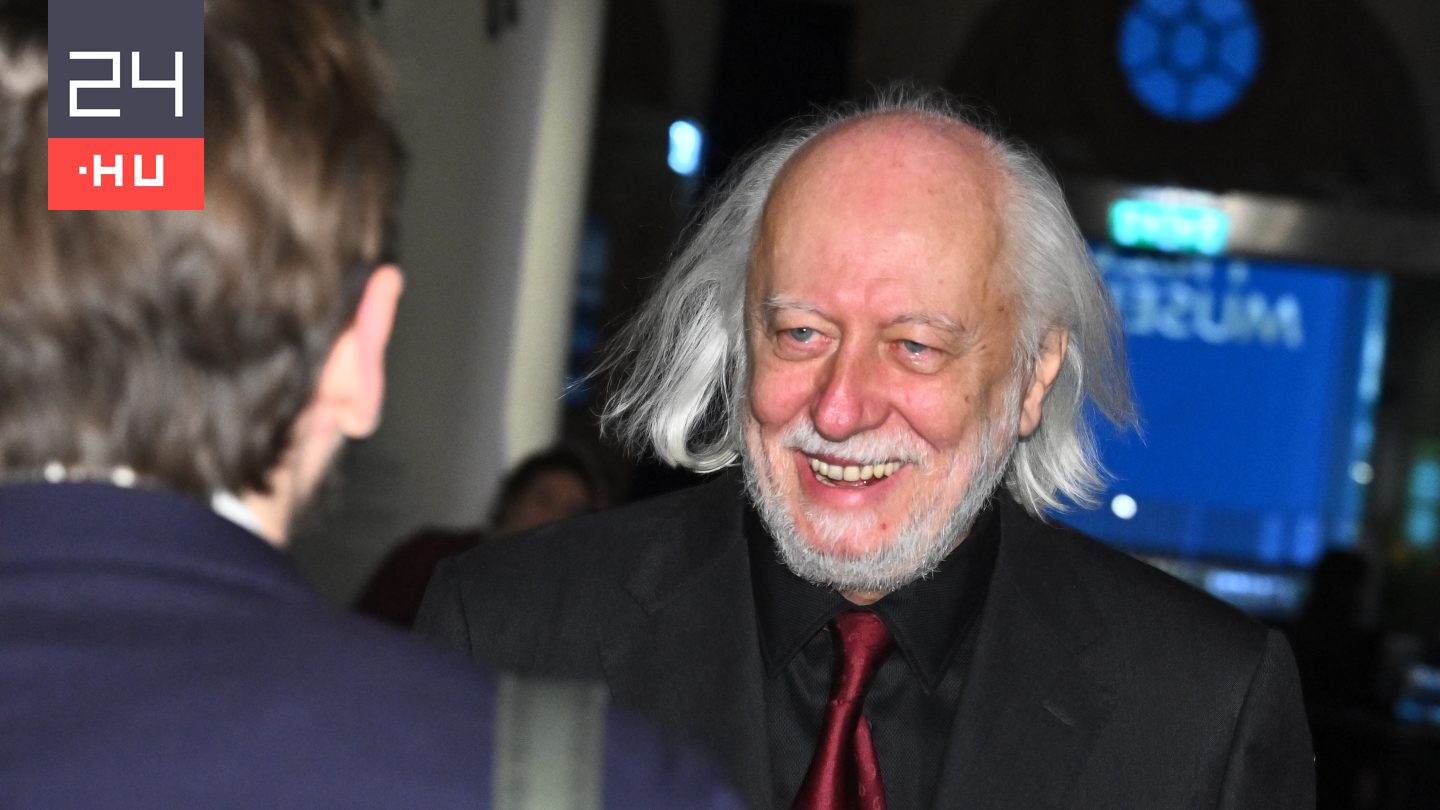 Krasznahorkai László beszédet mond, és átveszi a Nobel-díját