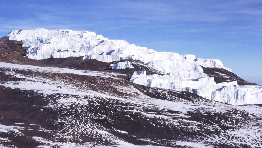 Lezuhant a Kilimandzsárónál egy helikopter, ami cseh turistákat mentett ki a hegyről
