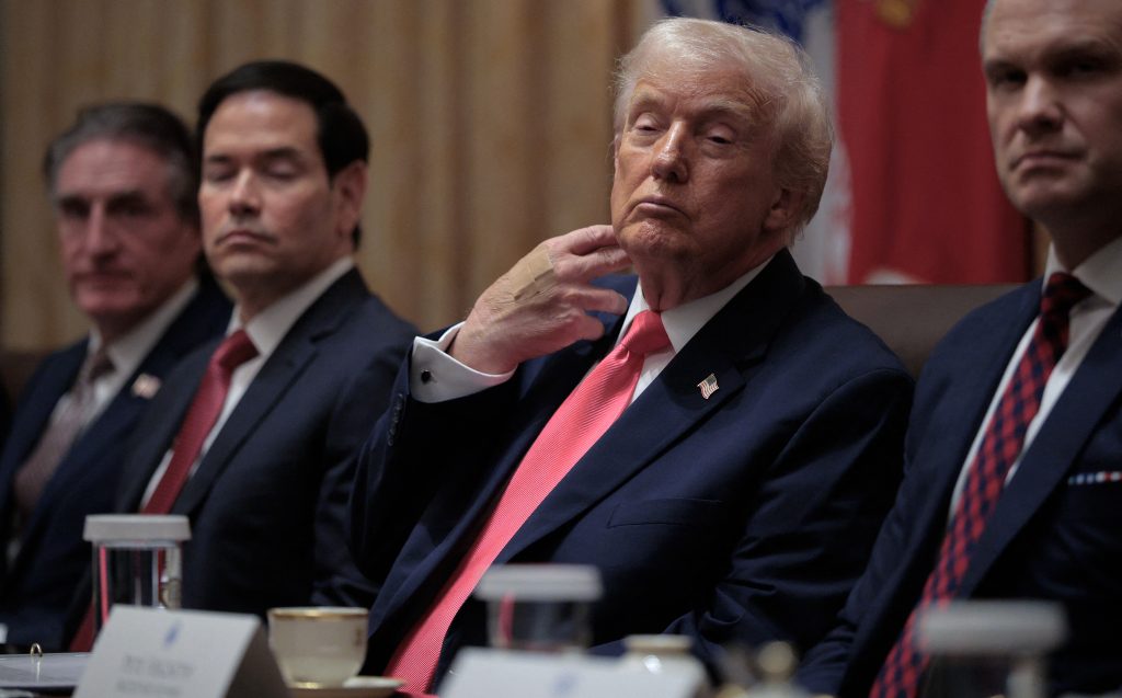 Nagyon úgy tűnik, hogy Donald Trump elaludt egy kabinetülésen