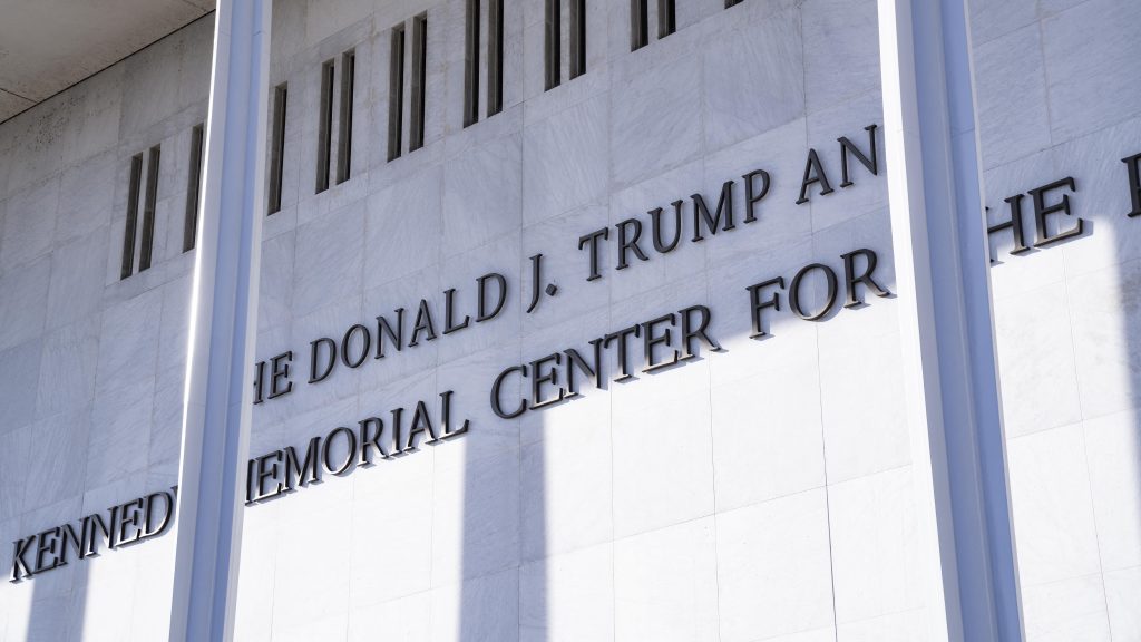 Egy millió dollárt hajtana be a Kennedy Center az előadón, aki Donald Trump miatt mondta le a szentesti koncertjét