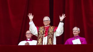 Leó pápa a Vogue legjobban öltözött emberek listáján American cardinal Robert Prevost, now known as Leo XIV, has been elected a new pope by the cardinal electors on the second day of the conclave. On May 8th, 2025 in Vatican City, Vatican. (Photo by Beata Zawrzel/NurPhoto) (Photo by Beata Zawrzel / NurPhoto via AFP)