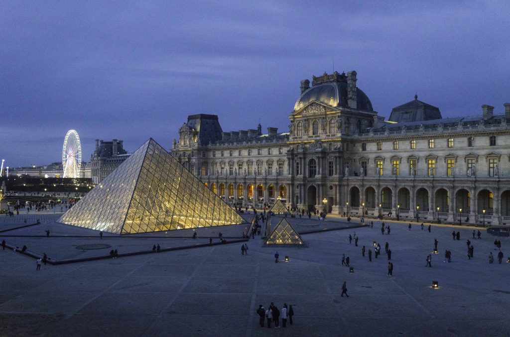 Sztrájkolnak a Louvre dolgozói
