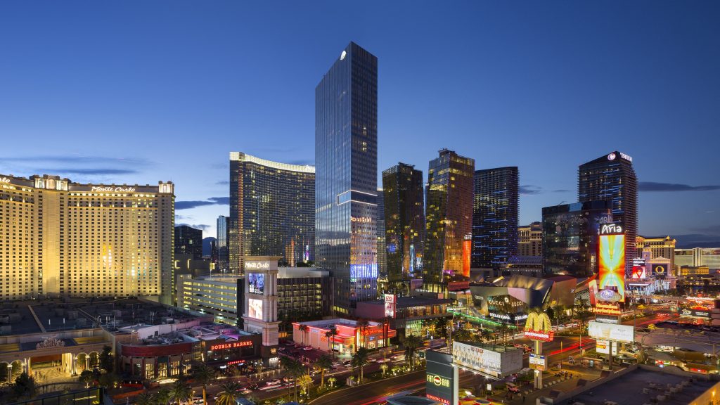 Beperelte a kaszinót, mert 75 ezer dollárt veszítve és megbilincselve ébredt