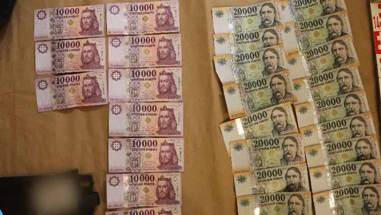 Trolin felejtette a pénzzel teli hátizsákját egy drogkereskedő, már nem először járt így Károly