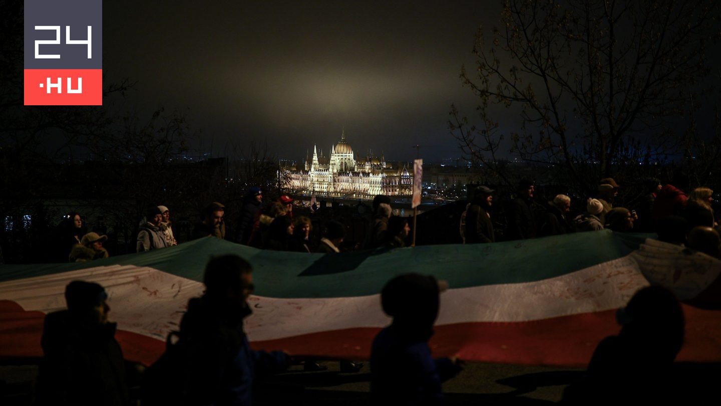 Közgyűlés a buszok között, vonulás Orbán hivatalához – látványosra sikerült a főváros hétindítója