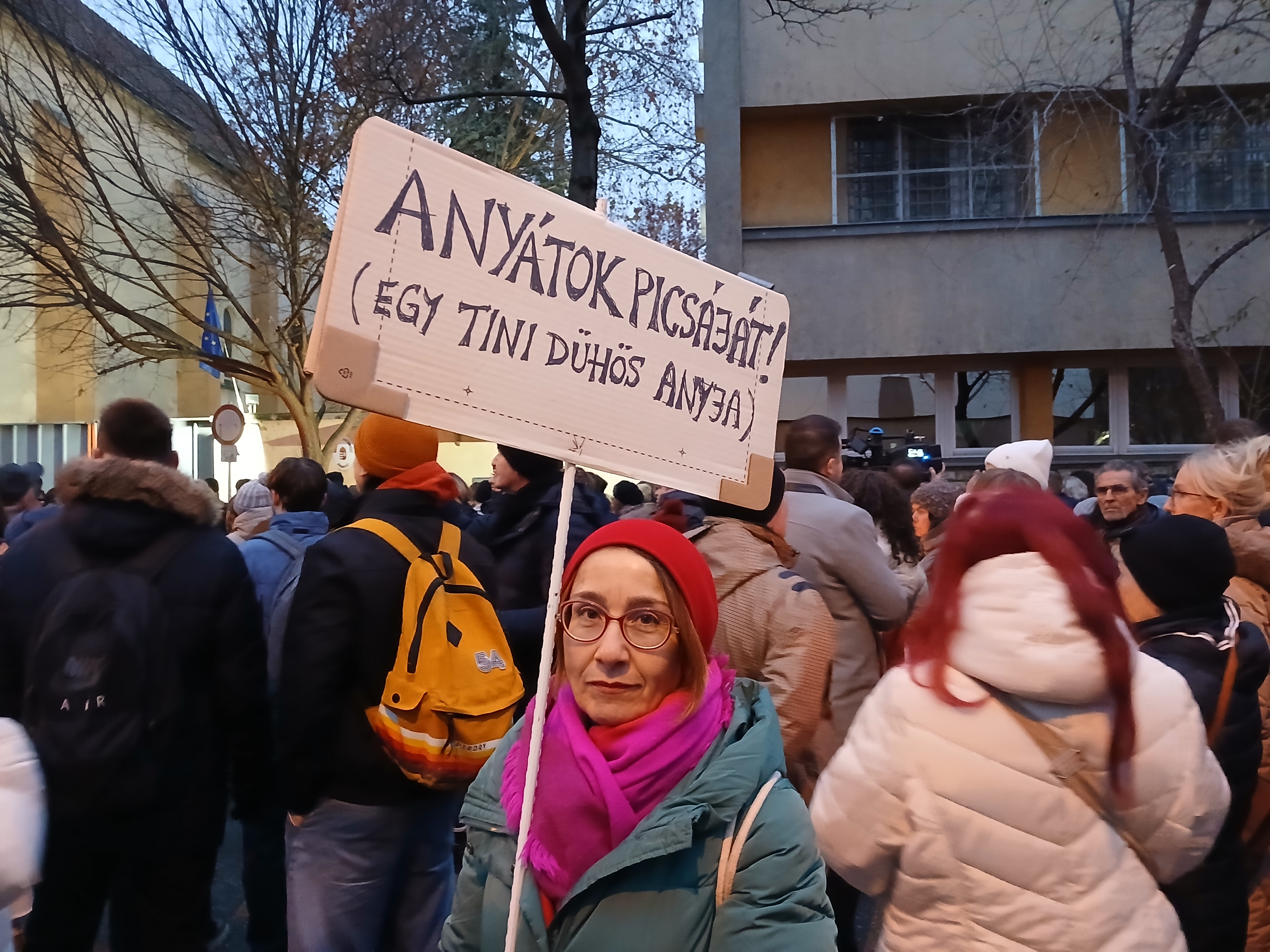 A Szőlő utcai javítóintézetnél tüntettek Puzsér Róberték 1